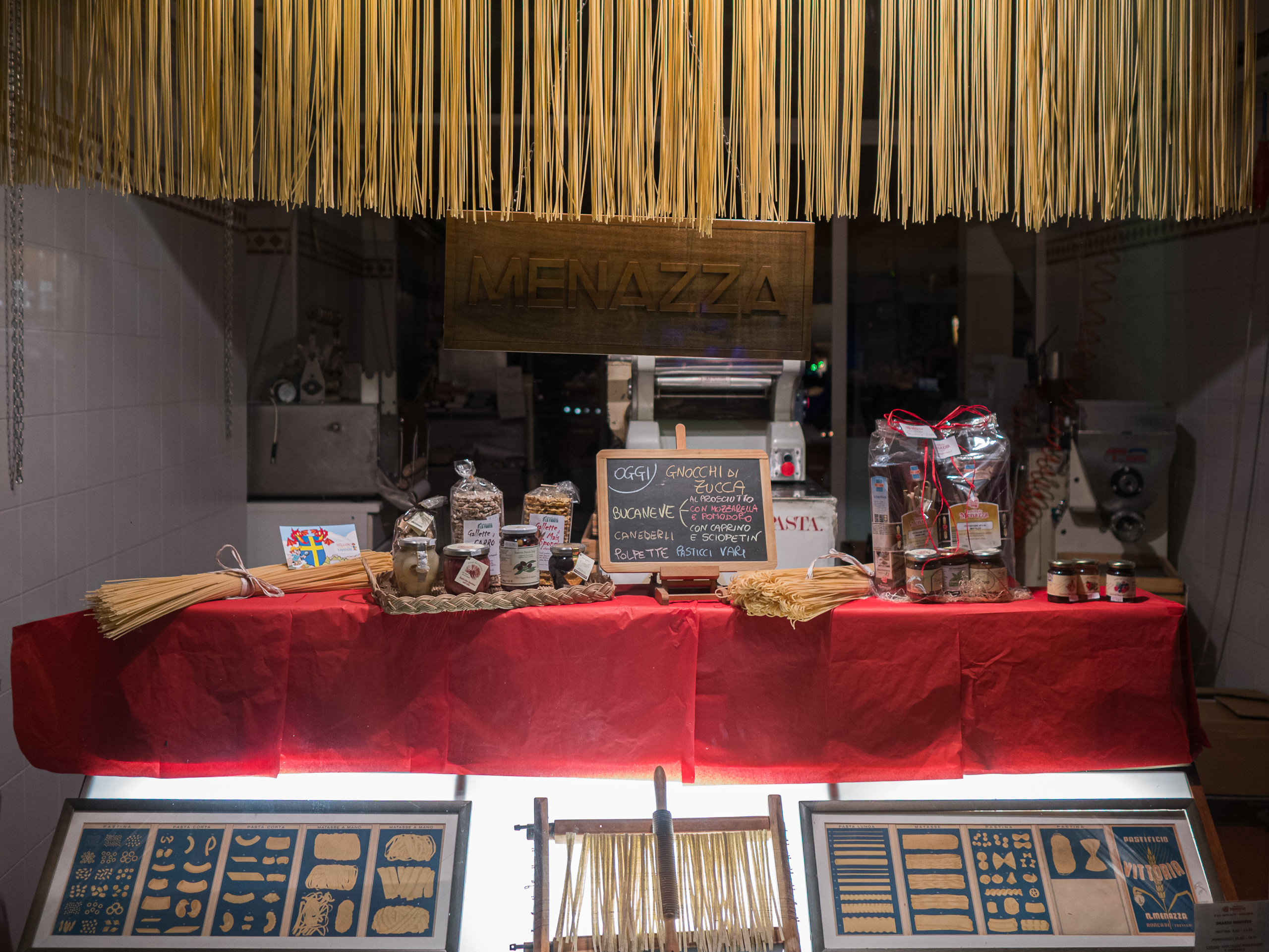 Schaufenster des Pastificio Menazza – frische Nudeln zum Trocknen